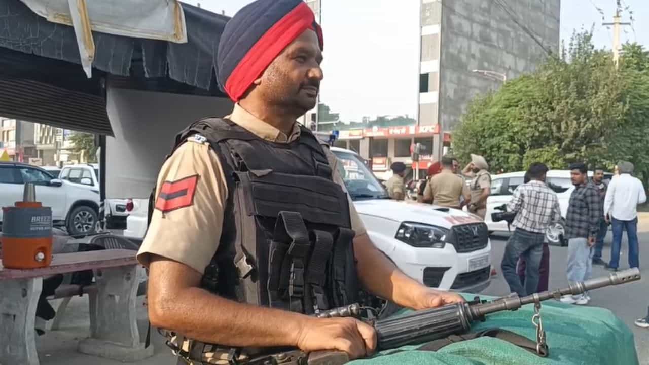 ਅੰਮ੍ਰਿਤਸਰ ਪੁਲਿਸ ਦਾ ਵੱਡਾ ਐਕਸ਼ਨ, ਕਾਲੀ ਫ਼ਿਲਮ; ਹਥਿਆਰਾਂ ਤੇ ਦੇਰ ਰਾਤ ਹੁੱਲੜਬਾਜ਼ੀ ਖ਼ਿਲਾਫ਼ ਵਿਸ਼ੇਸ਼ ਚੈਕਿੰਗ ਮੁਹਿੰਮ ਸ਼ੁਰੂ ਅੰਮ੍ਰਿਤਸਰ ਪੁਲਿਸ ਦਾ ਵੱਡਾ ਐਕਸ਼ਨ, ਕਾਲੀ ਫ਼ਿਲਮ; ਹਥਿਆਰਾਂ ਤੇ ਦੇਰ ਰਾਤ ਹੁੱਲੜਬਾਜ਼ੀ ਖ਼ਿਲਾਫ਼ ਵਿਸ਼ੇਸ਼ ਚੈਕਿੰਗ ਮੁਹਿੰਮ ਸ਼ੁਰੂ