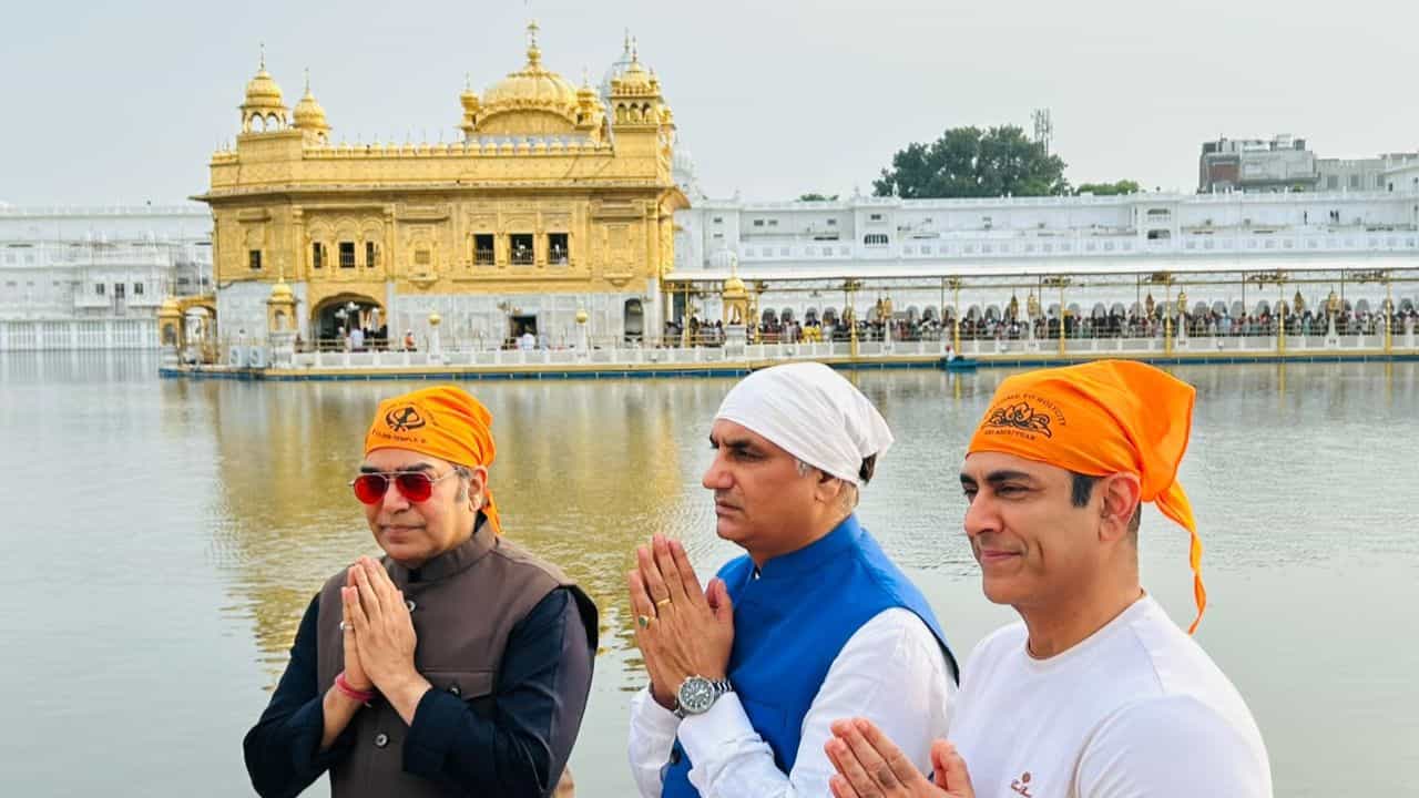 ਸ੍ਰੀ ਹਰਿਮੰਦਰ ਸਾਹਿਬ ਨਤਮਸਤਕ ਹੋਏ ਅਦਾਕਾਰ ਆਸ਼ੂਤੋਸ਼ ਰਾਣਾ, ਹਮਾਰੇ ਰਾਮ ਨਾਟਕ ਦੀ ਟੀਮ ਨਾਲ ਟੇਕਿਆ ਮੱਥਾ