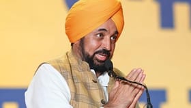 CM ਮਾਨ ਨੇ 50 ਅਧਿਆਪਕਾਂ ਨੂੰ ਕੀਤਾ ਸਨਮਾਨਿਆ, ਬੋਲੇ- ਮੈਂ ਟੀਚਰ ਦਾ ਪੁੱਤ ਹਾਂ