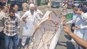 ਜਲੰਧਰ 'ਚ ਕਾਂਗਰਸ ਦੀ ਕਿਰਕਿਰੀ, PM ਦਾ ਪੁਤਲਾ ਫੂਕਦਿਆਂ ਸੜਿਆ ਆਪਣਾ ਹੀ ਝੰਡਾ