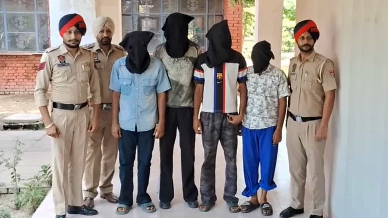 ਫ਼ਰੀਦਕੋਟ ਪੁਲਿਸ ਦੀ ਵੱਡੀ ਕਾਰਵਾਈ, 4 ਕਿੱਲੋ ਤੋਂ ਵੱਧ ਹੈਰੋਇਨ ਸਣੇ 4 ਤਸਕਰ ਕਾਬੂ; ਕਾਰ ਤੇ 3 ਆਈਫ਼ੋਨ ਵੀ ਜ਼ਬਤ ਫ਼ਰੀਦਕੋਟ ਪੁਲਿਸ ਦੀ ਵੱਡੀ ਕਾਰਵਾਈ, 4 ਕਿੱਲੋ ਤੋਂ ਵੱਧ ਹੈਰੋਇਨ ਸਣੇ 4 ਤਸਕਰ ਕਾਬੂ; ਕਾਰ ਤੇ 3 ਆਈਫ਼ੋਨ ਵੀ ਜ਼ਬਤ