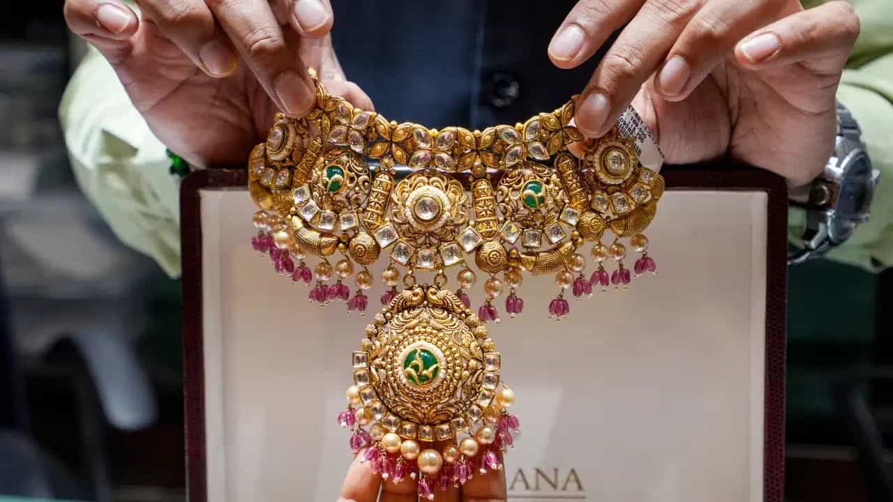 ਅਗਲੇ ਹਫ਼ਤੇ ਕਿਵੇਂ ਰਹੇਗਾ ਸੋਨਾ? ਡਾਲਰ ਤੇ ਮੱਧ ਪੂਰਬ ਵਿੱਚ ਜਾਰੀ ਹਲਚਲ ਤੈਅ ਕਰੇਗੀ ਸਰਾਫਾ ਬਾਜ਼ਾਰ ਦੀ ਚਾਲ ਅਗਲੇ ਹਫ਼ਤੇ ਕਿਵੇਂ ਰਹੇਗਾ ਸੋਨਾ? ਡਾਲਰ ਤੇ ਮੱਧ ਪੂਰਬ ਵਿੱਚ ਜਾਰੀ ਹਲਚਲ ਤੈਅ ਕਰੇਗੀ ਸਰਾਫਾ ਬਾਜ਼ਾਰ ਦੀ ਚਾਲ