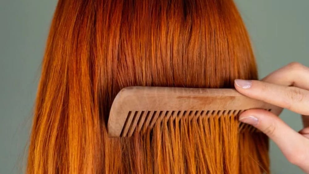 ਜ਼ਿਆਦਾਤਰ ਲੋਕ ਸ਼ੈਂਪੂ ਕਰਨ ਤੋਂ ਤੁਰੰਤ ਬਾਅਦ ਗਿੱਲੇ ਵਾਲਾਂ ਨੂੰ ਹੀ ਕੰਘੀ ਕਰਨ ਲੱਗ ਜਾਂਦੇ ਹਨ, ਕਿਉਂਕਿ ਉਨ੍ਹਾਂ ਨੂੰ ਲੱਗਦਾ ਹੈ ਕਿ ਇਸ ਤਰ੍ਹਾਂ ਵਾਲ ਜਲਦੀ ਸੁਲਝ ਜਾਣਗੇ। ਪਰ ਅਜਿਹਾ ਨਹੀਂ ਕਰਨਾ ਚਾਹੀਦਾ। ਗਿੱਲੇ ਵਾਲ ਜ਼ਿਆਦਾ ਕਮਜ਼ੋਰ ਹੁੰਦੇ ਹਨ ਅਤੇ ਇਸ ਨਾਲ ਵਾਲ ਵੱਧ ਟੁੱਟ ਸਕਦੇ ਹਨ। ਵਾਲਾਂ ਦੇ ਸੁੱਕਣ ਤੋਂ ਬਾਅਦ ਹੀ ਕੰਘੀ ਕਰਨੀ ਚਾਹੀਦੀ ਹੈ। ਜੇ ਵਾਲ ਬਹੁਤ ਜ਼ਿਆਦਾ ਉਲਝੇ ਹੋਣ ਤਾਂ ਚੌੜੇ ਦੰਦਾਂ ਵਾਲੀ ਕੰਘੀ ਦੀ ਵਰਤੋਂ ਕਰੋ। (Image: Pexels)