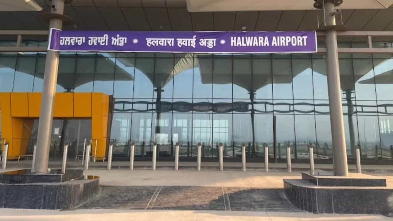 ਦਿੱਲੀ-ਹਲਵਾਰਾ ਏਅਰ ਇੰਡੀਆ ਉਡਾਣ ਰੱਦ, ਏਅਰਪੋਰਟ ਤੋਂ ਬਿਨਾਂ ਸਫ਼ਰ ਪਰਤੇ 60 ਮੁਸਾਫ਼ਰ; ਯਾਤਰੀਆਂ ਚ ਭਾਰੀ ਰੋਸ ਦਿੱਲੀ-ਹਲਵਾਰਾ ਏਅਰ ਇੰਡੀਆ ਉਡਾਣ ਰੱਦ, ਏਅਰਪੋਰਟ ਤੋਂ ਬਿਨਾਂ ਸਫ਼ਰ ਪਰਤੇ 60 ਮੁਸਾਫ਼ਰ; ਯਾਤਰੀਆਂ ਚ ਭਾਰੀ ਰੋਸ