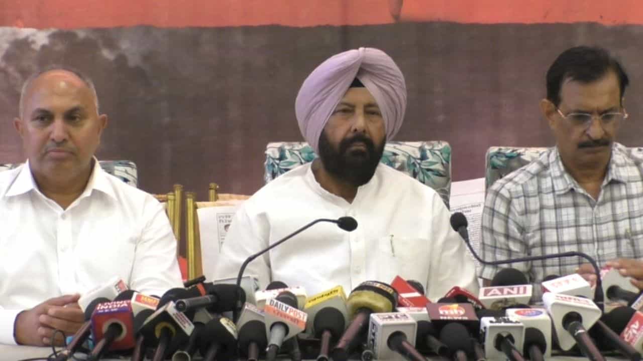 ਲੁਧਿਆਣਾ: ਨਸ਼ਿਆਂ ਦੇ ਮੁੱਦੇ ਤੇ BJP ਦੀ ਪ੍ਰੈੱਸ ਕਾਨਫ਼ਰੰਸ, ਕੇਵਲ ਢਿੱਲੋਂ ਤੇ ਵਿਨੀਤ ਜੋਸ਼ੀ ਨੇ ਜਾਰੀ ਕੀਤੀ ਮ੍ਰਿਤਕਾਂ ਦੀ ਸੂਚੀ ਲੁਧਿਆਣਾ: ਨਸ਼ਿਆਂ ਦੇ ਮੁੱਦੇ ਤੇ BJP ਦੀ ਪ੍ਰੈੱਸ ਕਾਨਫ਼ਰੰਸ, ਕੇਵਲ ਢਿੱਲੋਂ ਤੇ ਵਿਨੀਤ ਜੋਸ਼ੀ ਨੇ ਜਾਰੀ ਕੀਤੀ ਮ੍ਰਿਤਕਾਂ ਦੀ ਸੂਚੀ