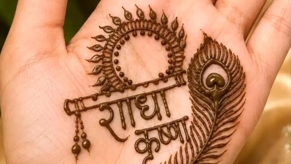 ਰਾਧਾ-ਕ੍ਰਿਸ਼ਨ ਤੋਂ ਲੈ ਕੇ ਮੋਰ ਪੰਖ ਵਾਲੇ ਮਹਿੰਦੀ ਡਿਜ਼ਾਈਨ ਅੱਜਕੱਲ੍ਹ ਕਾਫ਼ੀ ਟ੍ਰੈਂਡ ਵਿੱਚ ਹਨ। ਲੋਕ ਹੱਥਾਂ 'ਤੇ ਸ਼੍ਰੀ ਕ੍ਰਿਸ਼ਨ ਦੀ ਆਕ੍ਰਿਤੀ ਬਣਾਉਂਦੇ ਹਨ, ਤਾਂ ਕੁਝ ਰਾਧਾ ਰਾਣੀ ਦਾ ਡਿਜ਼ਾਈਨ ਹੱਥਾਂ 'ਤੇ ਬਣਾਉਂਦੇ ਹਨ। ਇਸ ਜਨਮਾਸ਼ਟਮੀ 'ਤੇ ਹੱਥਾਂ 'ਤੇ ਲਗਾਓ ਮਹਿੰਦੀ ਦੇ ਇਹ ਟ੍ਰੈਂਡਿੰਗ ਡਿਜ਼ਾਈਨ...