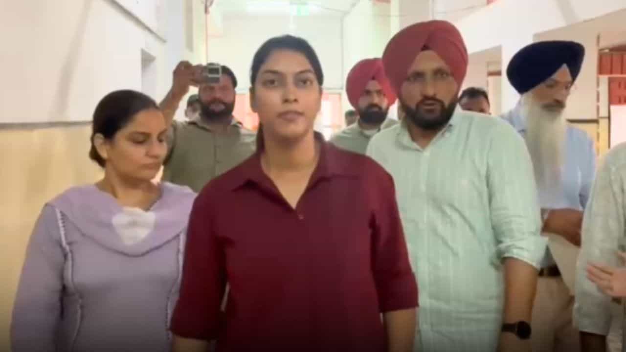 ਮੋਗਾ ਰਿਸ਼ਵਤਖ਼ੋਰੀ ਮਾਮਲਾ: SHO ਤੇ ਗੰਨਮੈਨ ਅਦਾਲਤ ਚ ਪੇਸ਼, ਬੋਲੀ- ਨੌਕਰੀ ਚ ਇੰਝ ਚੱਲਦਾ, ਆਲ ਇਜ਼ ਵੈੱਲ