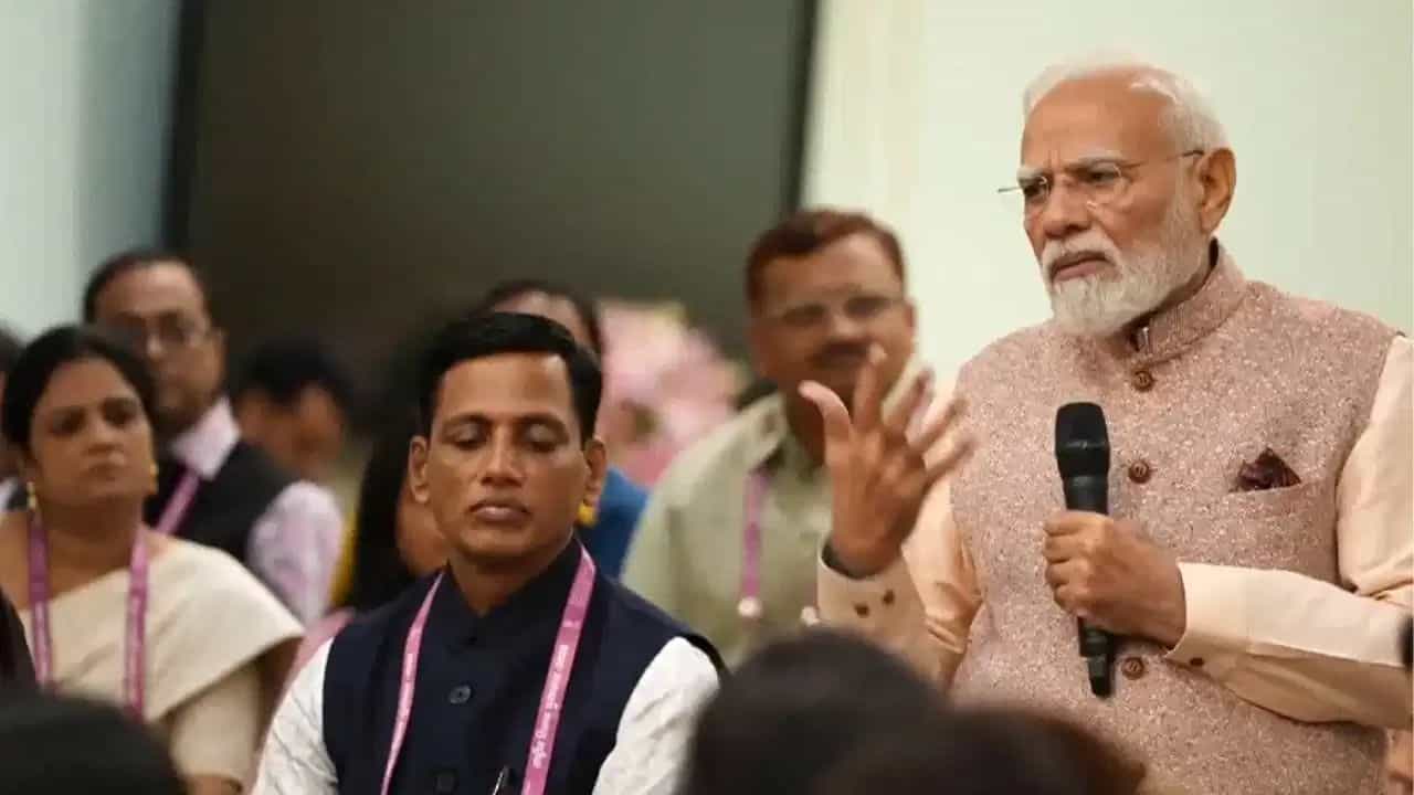 ਨੈਸ਼ਨਲ ਐਵਾਰਡੀ ਅਧਿਆਪਕਾਂ ਨਾਲ PM ਮੋਦੀ ਦੀ ਮੁਲਾਕਾਤ, ਦੱਸਿਆ ਬੱਚਿਆਂ ਨੂੰ ਕਿਵੇਂ ਕੱਢਿਆ ਜਾਵੇ ਸਕ੍ਰੀਨ ਦੀ ਲਤ ਚੋਂ ਬਾਹਰ ਨੈਸ਼ਨਲ ਐਵਾਰਡੀ ਅਧਿਆਪਕਾਂ ਨਾਲ PM ਮੋਦੀ ਦੀ ਮੁਲਾਕਾਤ, ਦੱਸਿਆ ਬੱਚਿਆਂ ਨੂੰ ਕਿਵੇਂ ਕੱਢਿਆ ਜਾਵੇ ਸਕ੍ਰੀਨ ਦੀ ਲਤ ਚੋਂ ਬਾਹਰ