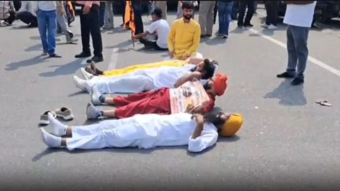 ਪਠਾਨਕੋਟ: ਬੁੱਚੜਖ਼ਾਨੇ ਖ਼ਿਲਾਫ਼ ਸੰਤਾਂ ਦਾ ਪ੍ਰਦਰਸ਼ਨ, ਹਾਈਵੇ 'ਤੇ ਲੇਟ ਕੀਤਾ ਜਾਮ