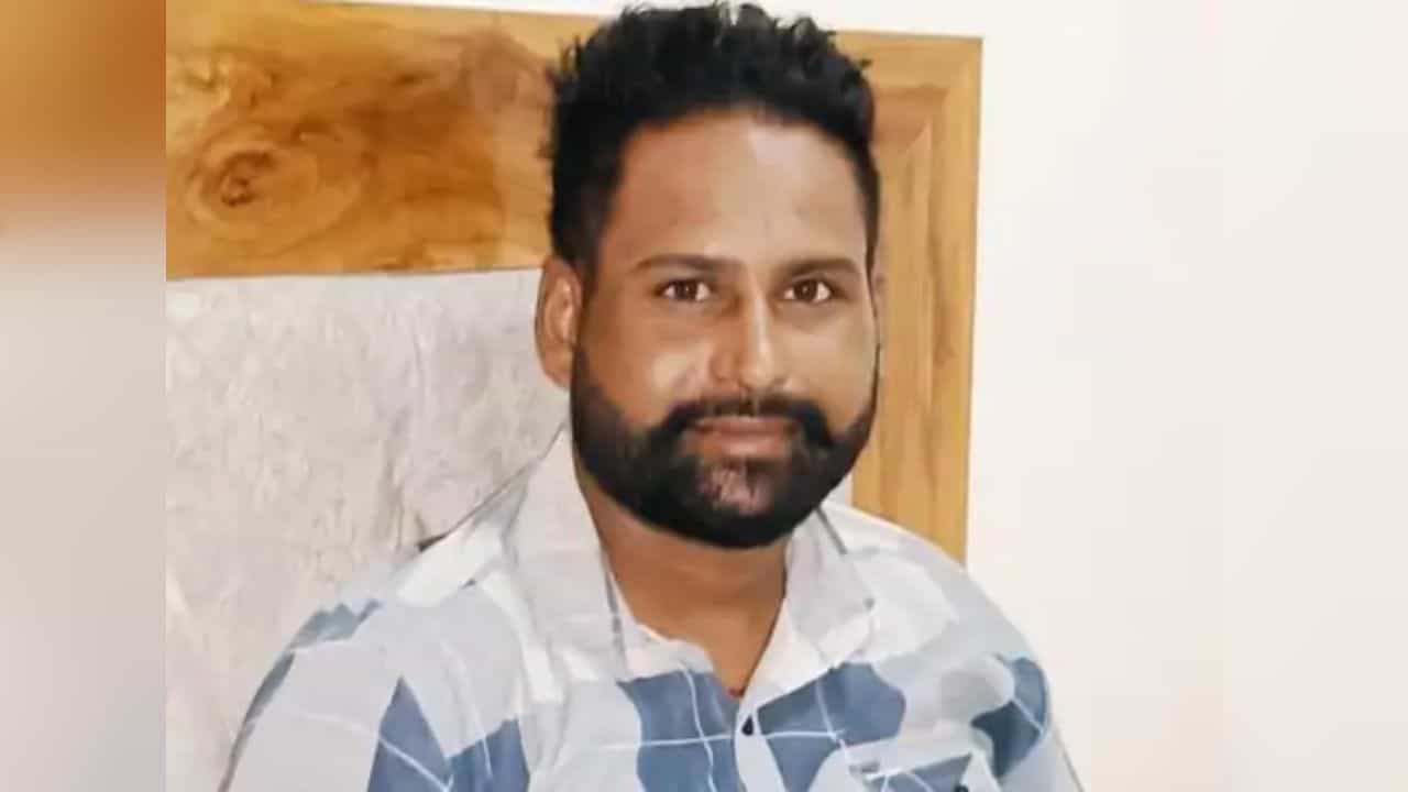 ਡੇਢ ਮਹੀਨੇ ਮਗਰੋਂ ਦੁਬਈ ਤੋਂ ਪਿੰਡ ਪੁੱਜੀ ਮ੍ਰਿਤਕ ਦੇਹ, ਲੁਧਿਆਣਾ ਵਿਖੇ ਹੋਇਆ ਅੰਤਿਮ ਸਸਕਾਰ; ਇਲਾਕੇ ਚ ਸੋਗ ਦੀ ਲਹਿਰ ਡੇਢ ਮਹੀਨੇ ਮਗਰੋਂ ਦੁਬਈ ਤੋਂ ਪਿੰਡ ਪੁੱਜੀ ਮ੍ਰਿਤਕ ਦੇਹ, ਲੁਧਿਆਣਾ ਵਿਖੇ ਹੋਇਆ ਅੰਤਿਮ ਸਸਕਾਰ; ਇਲਾਕੇ ਚ ਸੋਗ ਦੀ ਲਹਿਰ
