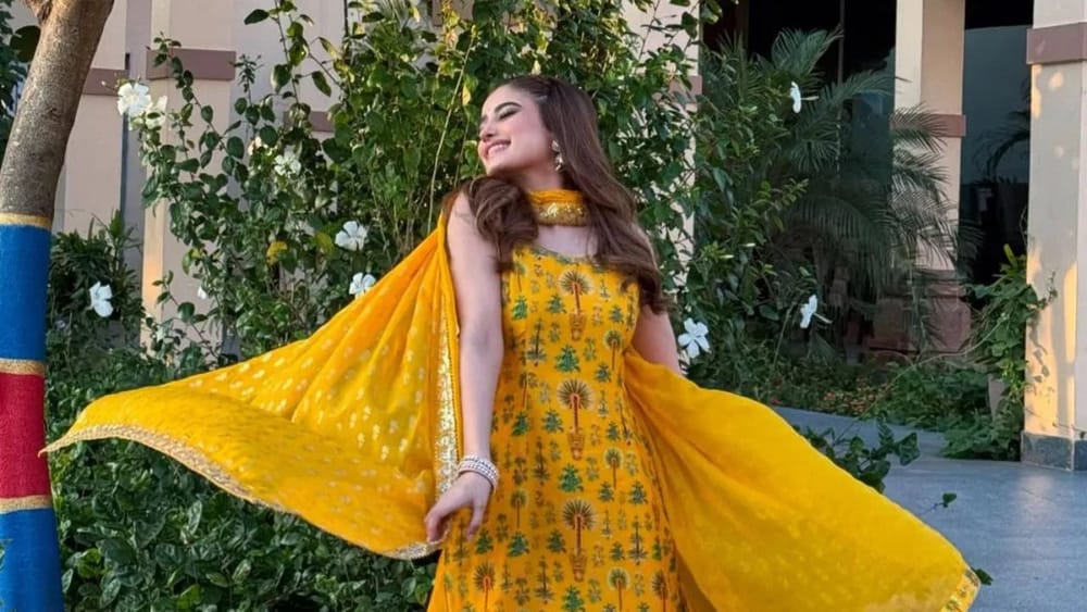 ਰਾਸ਼ਾ ਥਡਾਨੀ ਦਾ ਇਹ ਲੁੱਕ ਵੀ ਫੈਸਟਿਵ ਵਾਈਬ ਨਾਲ ਭਰਪੂਰ ਹੈ। ਤੁਸੀਂ ਉਨ੍ਹਾਂ ਦੀ ਤਰ੍ਹਾਂ ਪ੍ਰਿੰਟਿਡ ਸ਼ਾਰਟ ਕੁੜਤੀ ਬਣਵਾ ਸਕਦੇ ਹੋ, ਜਿਸ ਦੇ ਨਾਲ ਪਲੇਨ ਫੈਬਰਿਕ ਦਾ ਕਲੀਦਾਰ ਪਲਾਜ਼ੋ ਪਾਓ। ਕੁੜਤੀ ਦੇ ਦਾਮਨ ਅਤੇ ਪਲਾਜ਼ੋ ਦੇ ਬਾਟਮ ’ਤੇ ਗੋਲਡਨ ਲੇਸ ਵਰਕ ਕੀਤਾ ਗਿਆ ਹੈ। ਉੱਥੇ ਹੀ ਸ਼ਿਫ਼ੌਨ ਫੈਬਰਿਕ ਦੇ ਫਲੋਈ ਦੁਪੱਟੇ ਨਾਲ ਇਸ ਸੂਟ ਨੂੰ ਕੰਪਲੀਟ ਕੀਤਾ ਗਿਆ ਹੈ।
