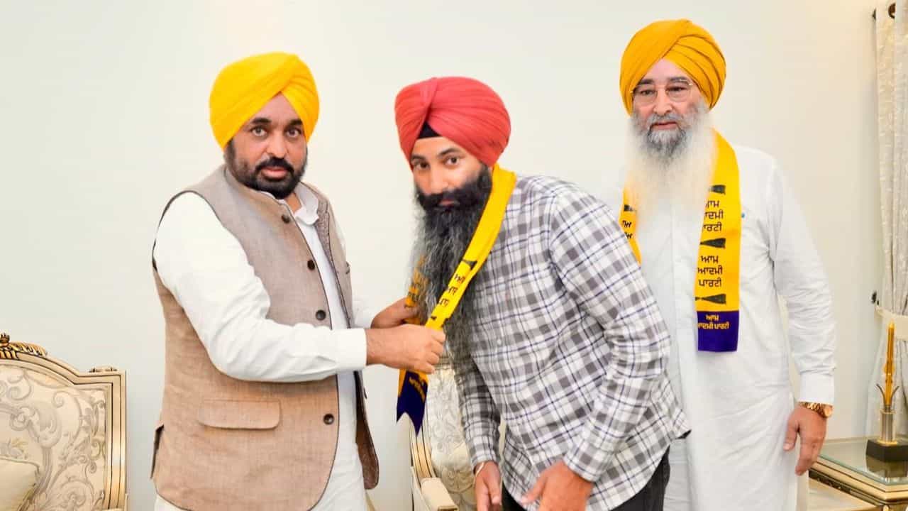ਮਾਝੇ ਚ ਅਕਾਲੀ ਦਲ ਨੂੰ ਵੱਡਾ ਝਟਕਾ, ਸਾਬਕਾ ਵਿਧਾਇਕ ਰਵਿੰਦਰ ਸਿੰਘ ਬ੍ਰਹਮਪੁਰਾ ਸਾਥੀਆਂ ਸਣੇ AAP ਚ ਸ਼ਾਮਲ; CM ਮਾਨ ਨੇ ਕੀਤਾ ਸਵਾਗਤ ਮਾਝੇ ਚ ਅਕਾਲੀ ਦਲ ਨੂੰ ਵੱਡਾ ਝਟਕਾ, ਸਾਬਕਾ ਵਿਧਾਇਕ ਰਵਿੰਦਰ ਸਿੰਘ ਬ੍ਰਹਮਪੁਰਾ ਸਾਥੀਆਂ ਸਣੇ AAP ਚ ਸ਼ਾਮਲ; CM ਮਾਨ ਨੇ ਕੀਤਾ ਸਵਾਗਤ