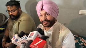 ਬਟਾਲਾ 'ਚ ਸਾਬਕਾ ਕੇਂਦਰੀ ਮੰਤਰੀ ਬਿੱਟੂ ਦੇ ਕਾਫ਼ਲੇ 'ਤੇ ਹਮਲਾ, ਭੰਨੇ ਸ਼ੀਸ਼ੇ