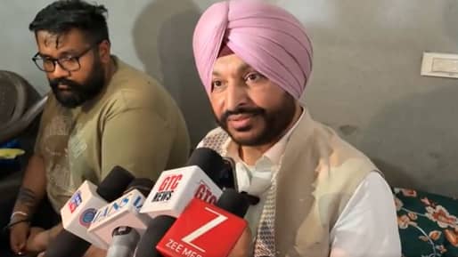 ਬਟਾਲਾ ਨੇੜੇ ਸਾਬਕਾ ਕੇਂਦਰੀ ਮੰਤਰੀ ਬਿੱਟੂ ਦੇ ਕਾਫ਼ਲੇ ‘ਤੇ ਹਮਲਾ, ਗੱਡੀਆਂ ਦੇ ਸ਼ੀਸ਼ੇ ਭੰਨੇ; ਸੁੱਟੇ ਆਂਡੇ ਤੇ ਟਮਾਟਰ