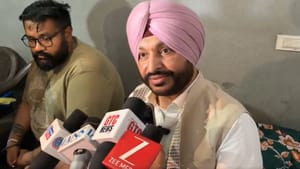 ਬਟਾਲਾ 'ਚ ਸਾਬਕਾ ਕੇਂਦਰੀ ਮੰਤਰੀ ਬਿੱਟੂ ਦੇ ਕਾਫ਼ਲੇ 'ਤੇ ਹਮਲਾ, ਭੰਨੇ ਸ਼ੀਸ਼ੇ ਬਟਾਲਾ 'ਚ ਸਾਬਕਾ ਕੇਂਦਰੀ ਮੰਤਰੀ ਬਿੱਟੂ ਦੇ ਕਾਫ਼ਲੇ 'ਤੇ ਹਮਲਾ, ਭੰਨੇ ਸ਼ੀਸ਼ੇ