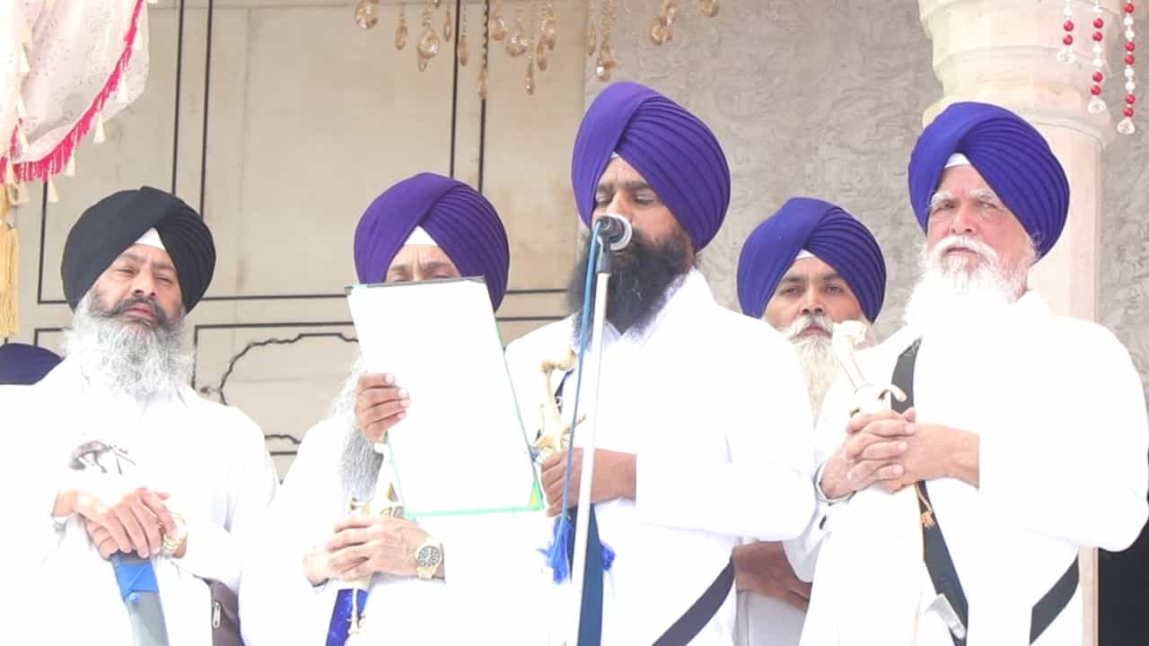 SGPC ਮੈਂਬਰਾਂ ਨੂੰ ਖਾਲਸਾ ਪੰਥ ਚੋਂ ਕੀਤਾ ਖ਼ਾਰਜ, 5 ਸਿੰਘ ਸਾਹਿਬਾਨਾਂ ਨੇ ਫ਼ਸੀਲ ਤੋਂ ਸੁਣਾਇਆ ਫੈਸਲਾ SGPC ਮੈਂਬਰਾਂ ਨੂੰ ਖਾਲਸਾ ਪੰਥ ਚੋਂ ਕੀਤਾ ਖ਼ਾਰਜ, 5 ਸਿੰਘ ਸਾਹਿਬਾਨਾਂ ਨੇ ਫ਼ਸੀਲ ਤੋਂ ਸੁਣਾਇਆ ਫੈਸਲਾ