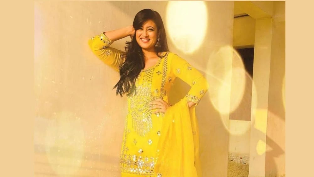 ਮਿਰਰ ਵਰਕ ਵਾਲੇ ਆਊਟਫਿਟ ਕਮਾਲ ਦੇ ਲੱਗਦੇ ਹਨ। ਗਣੇਸ਼ ਉਤਸਵ ਲਈ ਤੁਸੀਂ ਸ਼ਵੇਤਾ ਤਿਵਾਰੀ ਦੀ ਤਰ੍ਹਾਂ ਪੀਲੇ ਰੰਗ ਦਾ ਮਿਰਰ ਵਰਕ ਸੂਟ ਬਣਵਾ ਸਕਦੇ ਹੋ। ਸ਼ਾਰਟ ਕੁੜਤੀ ਦੇ ਨਾਲ ਮੈਚਿੰਗ ਸ਼ਰਾਰਾ ਦਿੱਤਾ ਗਿਆ ਹੈ, ਜਿਸ ’ਤੇ ਮਿਰਰ ਵਰਕ ਦੀਆਂ ਛੋਟੀਆਂ-ਛੋਟੀਆਂ ਬੂਟੀਆਂ ਬਣੀਆਂ ਹੋਈਆਂ ਹਨ। ਅਦਾਕਾਰਾ ਨੇ ਮੇਕਅੱਪ ਨੂੰ ਨੈਚੁਰਲ ਰੱਖਿਆ ਹੈ ਅਤੇ ਹੈਵੀ ਈਅਰਰਿੰਗਜ਼ ਨਾਲ ਆਪਣੇ ਲੁੱਕ ਨੂੰ ਹੋਰ ਨਿਖਾਰਿਆ ਹੈ।
