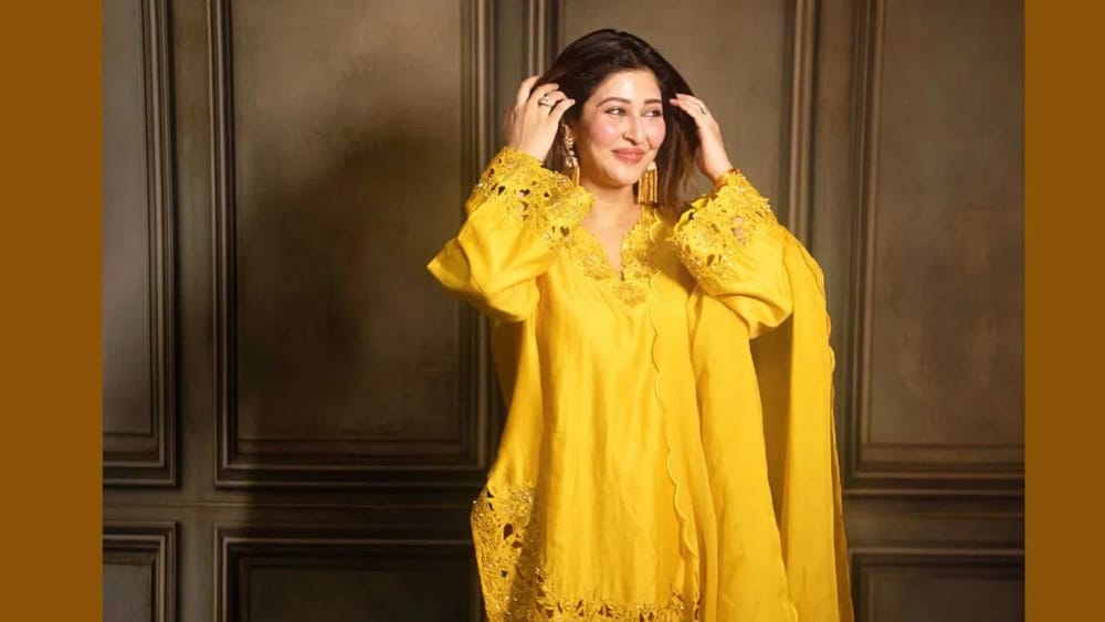ਸੋਨਾਰਿਕਾ ਭਦੌਰੀਆ ਦਾ ਇਹ ਲੁੱਕ ਲਾਈਟ ਵੇਟ ਹੋਣ ਦੇ ਨਾਲ-ਨਾਲ ਟ੍ਰੈਂਡੀ ਵੀ ਹੈ। ਨੇਕਲਾਈਨ ਦੇ ਨਾਲ-ਨਾਲ ਦਾਮਨ ਅਤੇ ਸਲੀਵਜ਼ ਦੇ ਬਾਟਮ ’ਤੇ ਕਟ ਵਰਕ ਕੀਤਾ ਗਿਆ ਹੈ ਅਤੇ ਸੂਟ ਦੀ ਸਟਿਚਿੰਗ ਕਸ਼ਮੀਰੀ ਸਟਾਈਲ ਵਿੱਚ ਕੀਤੀ ਗਈ ਹੈ। ਅਦਾਕਾਰਾ ਨੇ ਇਸ ਦੇ ਨਾਲ ਸਟ੍ਰੇਟ ਲਾਈਨ ਪਲਾਜ਼ੋ ਪਾਇਆ ਹੈ ਅਤੇ ਕਰਵ ਕਿਨਾਰੀ ਵਾਲੇ ਲਾਈਟ ਵੇਟ ਦੁਪੱਟੇ ਨਾਲ ਲੁੱਕ ਨੂੰ ਕੰਪਲੀਟ ਕੀਤਾ ਹੈ।