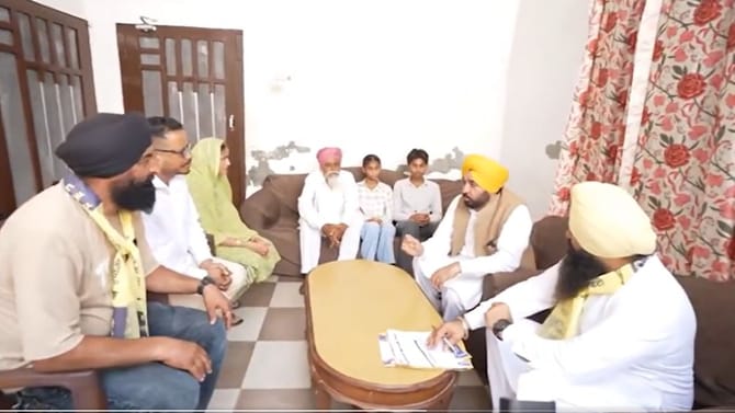 AAP ਦਾ ਡੋਰ-ਟੂ-ਡੋਰ ਕੈਂਪੇਨ ਸ਼ੁਰੂ, ਧੂਰੀ 'ਚ ਲੋਕਾਂ ਨੂੰ ਮਿਲੇ CM ਭਗਵੰਤ ਮਾਨ