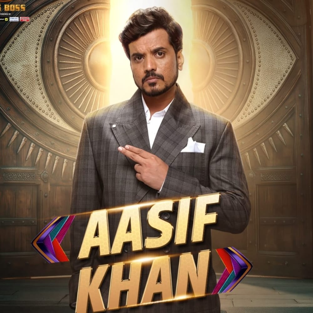 ਅਦਾਕਾਰ ਆਸਿਫ ਖਾਨ ਨੂੰ ਸਾਰੇ ਵੈੱਬ ਸੀਰੀਜ਼ ‘ਪੰਚਾਇਤ’ ਵਿੱਚ ਆਪਣੇ ਆਈਕਾਨਿਕ ਡਾਇਲਾਗ ‘ਗਜ਼ਬ ਬੇਇੱਜ਼ਤੀ ਹੈ’ ਲਈ ਜਾਣਦੇ ਹਨ। ‘ਬਿੱਗ ਬੌਸ 20’ ਵਿੱਚ ਐਂਟਰੀ ਦੌਰਾਨ ਉਨ੍ਹਾਂ ਨੇ ਆਪਣੀ ਸੰਘਰਸ਼ ਦੀ ਕਹਾਣੀ ਸੁਣਾ ਕੇ ਸਾਰਿਆਂ ਨੂੰ ਹੈਰਾਨ ਕਰ ਦਿੱਤਾ। ਰਾਜਸਥਾਨ ਦੇ ਇੱਕ ਛੋਟੇ ਜਿਹੇ ਪਿੰਡ ਤੋਂ ਮੁੰਬਈ ਆ ਕੇ ਫ਼ਿਲਮ ਇੰਡਸਟਰੀ ਵਿੱਚ ਆਪਣੀ ਜਗ੍ਹਾ ਬਣਾਉਣਾ ਉਨ੍ਹਾਂ ਲਈ ਬੇਹੱਦ ਮੁਸ਼ਕਲ ਸੀ। ਹੁਣ ਉਹ ‘ਬਿੱਗ ਬੌਸ 20’ ਵਿੱਚ ਆਪਣਾ ਹੁਨਰ ਦਿਖਾਉਣਗੇ। (ਤਸਵੀਰ: ਜਿਓਹੌਟਸਟਾਰ)
