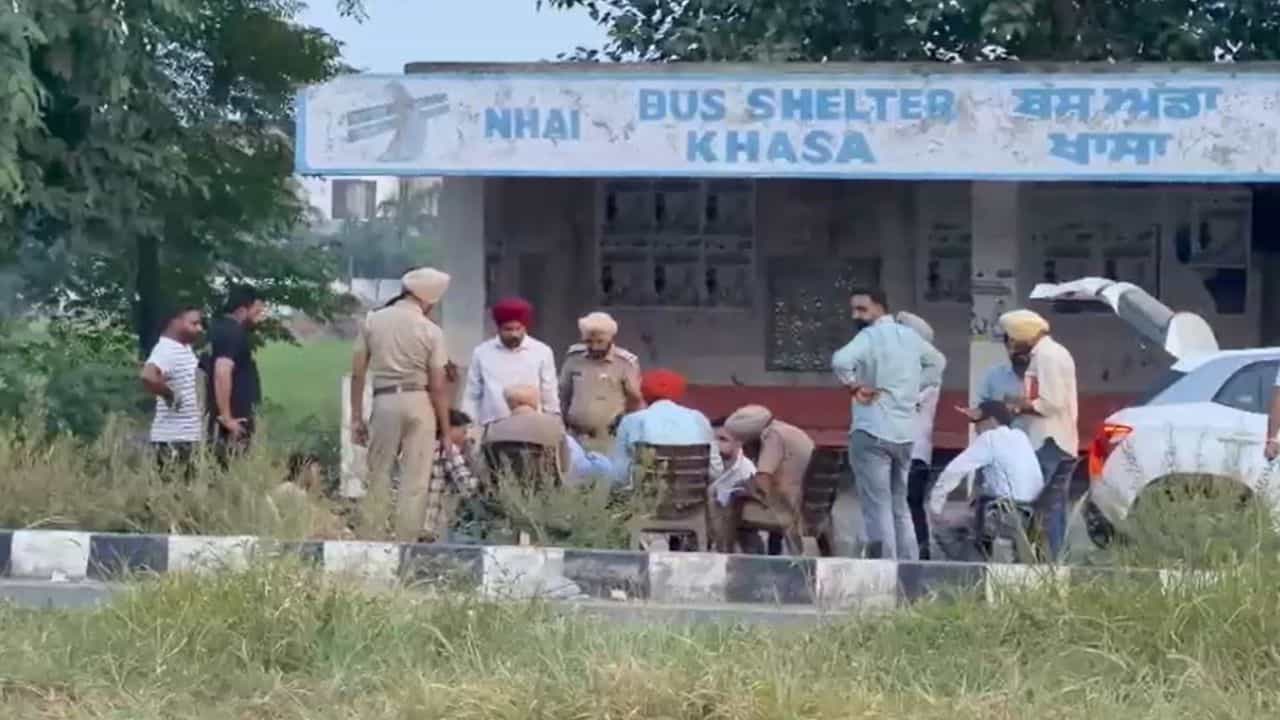 ਅੰਮ੍ਰਿਤਸਰ ਚ ਕਾਊਂਟਰ ਇੰਟੈਲੀਜੈਂਸ ਦੀ ਵੱਡੀ ਕਾਰਵਾਈ, 30 ਤੋਂ 35 ਕਿਲੋਗ੍ਰਾਮ ਹੈਰੋਇਨ ਤੇ ਹਥਿਆਰਾਂ ਸਮੇਤ 4 ਨੌਜਵਾਨ ਗ੍ਰਿਫਤਾਰ ਅੰਮ੍ਰਿਤਸਰ ਚ ਕਾਊਂਟਰ ਇੰਟੈਲੀਜੈਂਸ ਦੀ ਵੱਡੀ ਕਾਰਵਾਈ, 30 ਤੋਂ 35 ਕਿਲੋਗ੍ਰਾਮ ਹੈਰੋਇਨ ਤੇ ਹਥਿਆਰਾਂ ਸਮੇਤ 4 ਨੌਜਵਾਨ ਗ੍ਰਿਫਤਾਰ