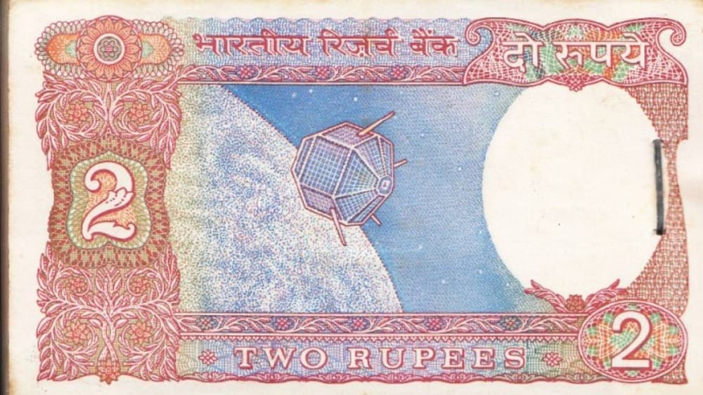 2 ਰੁਪਏ ਦੇ ਨੋਟ ’ਤੇ ਦਿਖਾਇਆ ਗਿਆ…ਆਰਿਆਭੱਟ ਦੇ ਲਾਂਚ ਨੂੰ ਭਾਰਤ ਵਿੱਚ ਬੜੇ ਮਾਣ ਨਾਲ ਦੇਖਿਆ ਗਿਆ। ਇੱਥੋਂ ਤੱਕ ਕਿ ਇਸ ਨੂੰ 2 ਰੁਪਏ ਦੇ ਨੋਟ ’ਤੇ ਵੀ ਦਰਸਾਇਆ ਗਿਆ ਸੀ। ਪਰ ਬਦਕਿਸਮਤੀ ਨਾਲ ਲਾਂਚ ਦੇ ਸਿਰਫ਼ ਚਾਰ ਦਿਨ ਬਾਅਦ ਹੀ ਸੈਟੇਲਾਈਟ ਦੇ ਪਾਵਰ ਸਿਸਟਮ ਵਿੱਚ ਤਕਨੀਕੀ ਖ਼ਰਾਬੀ ਆ ਗਈ, ਜਿਸ ਕਾਰਨ ਇਸ ਦੇ ਜ਼ਿਆਦਾਤਰ ਵਿਗਿਆਨਕ ਉਪਕਰਣ ਬੰਦ ਹੋ ਗਏ। ਇਸ ਦੇ ਬਾਵਜੂਦ ਸੈਟੇਲਾਈਟ ਕਈ ਸਾਲਾਂ ਤੱਕ ਧਰਤੀ ਦੀ ਕਕਸ਼ ਵਿੱਚ ਚੱਕਰ ਲਗਾਉਂਦਾ ਰਿਹਾ ਅਤੇ ਆਖ਼ਿਰਕਾਰ 1992 ਵਿੱਚ ਇਹ ਵਾਯੂਮੰਡਲ ਵਿੱਚ ਦਾਖ਼ਲ ਹੋ ਕੇ ਸੜ ਗਿਆ।