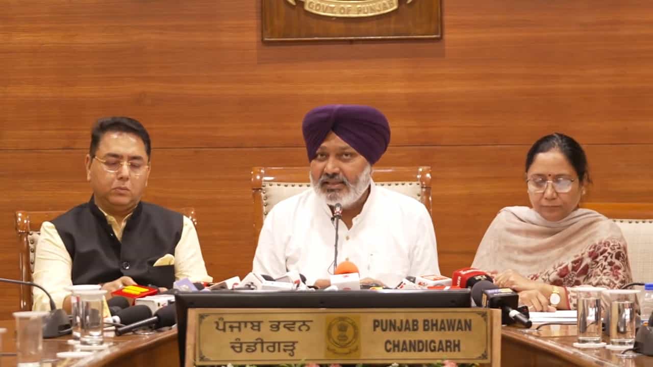 ਡੀਏ ਵਿਵਾਦ: ਤਿੰਨ ਮੰਤਰੀਆਂ ਨੇ ਕੀਤੀ ਸਮੂਹਿਕ ਪ੍ਰੈੱਸ ਕਾਨਫਰੰਸ, ਹਰਪਾਲ ਚੀਮਾ ਨੇ ਸਾਹਮਣੇ ਰੱਖੇ ਇਹ ਤੱਥ ਡੀਏ ਵਿਵਾਦ: ਤਿੰਨ ਮੰਤਰੀਆਂ ਨੇ ਕੀਤੀ ਸਮੂਹਿਕ ਪ੍ਰੈੱਸ ਕਾਨਫਰੰਸ, ਹਰਪਾਲ ਚੀਮਾ ਨੇ ਸਾਹਮਣੇ ਰੱਖੇ ਇਹ ਤੱਥ