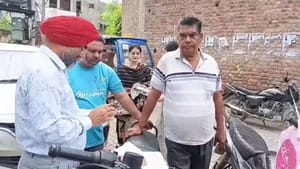 ਫਤਿਹਗੜ੍ਹ ਚੂੜੀਆਂ 'ਚ BLOs ਖੱਜਲ-ਖੁਆਰ, 3 ਘੰਟੇ ਬੰਦ ਰਿਹਾ ਸਕੂਲ ਦਾ ਗੇਟ
