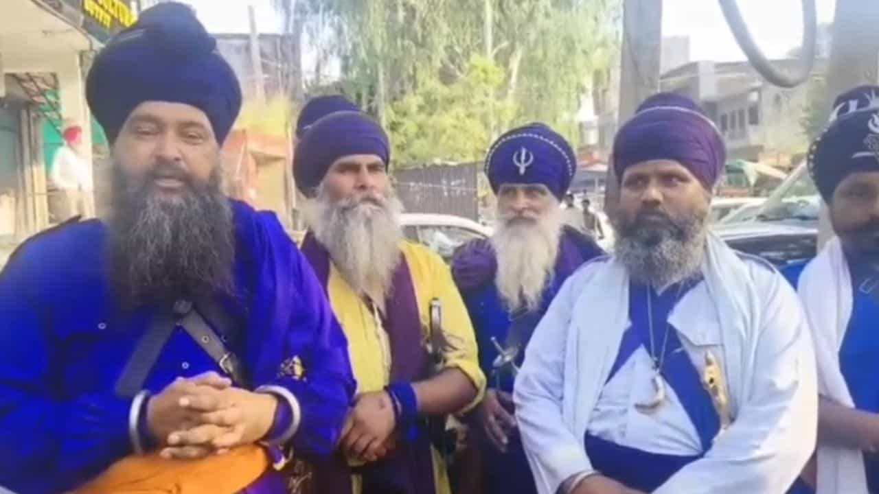 ਗੁਰਦਾਸਪੁਰ ਚ ਹਲਾਲ ਮੀਟ ਤੇ ਵਿਵਾਦ, ਨਿਹੰਗ ਸਿੰਘਾਂ ਨੇ ਦੁਕਾਨ ਦੇ ਬਾਹਰ ਜਾਣਕਾਰੀ ਲਿਖਣ ਦੀ ਦਿੱਤੀ ਹਿਦਾਇਤ
