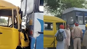 ਮਾਨਸਾ 'ਚ ਵੱਡਾ ਸੜਕ ਹਾਦਸਾ, PRTC ਬੱਸ ਨਾਲ ਟਕਰਾਈ ਸਕੂਲ ਵੈਨ; ਕਈ ਬੱਚੇ ਜ਼ਖ਼ਮੀ
