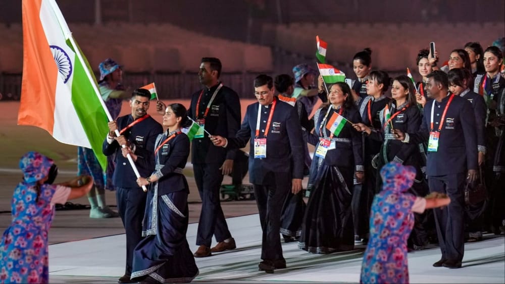 Times of India ਨੇ ਆਪਣੀ ਰਿਪੋਰਟ ਵਿੱਚ ਮਨੂ ਭਾਕਰ ਦੀ Opening Ceremony ਵਾਲੀ ਕਿਟ ਬਾਰੇ ਜਾਣਕਾਰੀ ਦਿੱਤੀ ਹੈ। ਰਿਪੋਰਟ ਮੁਤਾਬਕ ਮਨੂ ਭਾਕਰ ਦੀ ਕਿਟ ਉਨ੍ਹਾਂ ਨੂੰ ਫਿੱਟ ਨਹੀਂ ਆਈ। ਅਜਿਹੇ ਵਿੱਚ ਉਨ੍ਹਾਂ ਨੂੰ ਜੈਕਟ ਅਤੇ ਜੁੱਤੇ ਕਿਸੇ ਹੋਰ ਤੋਂ ਲੈ ਕੇ ਪਾਉਣੇ ਪਏ। (Photo: PTI)