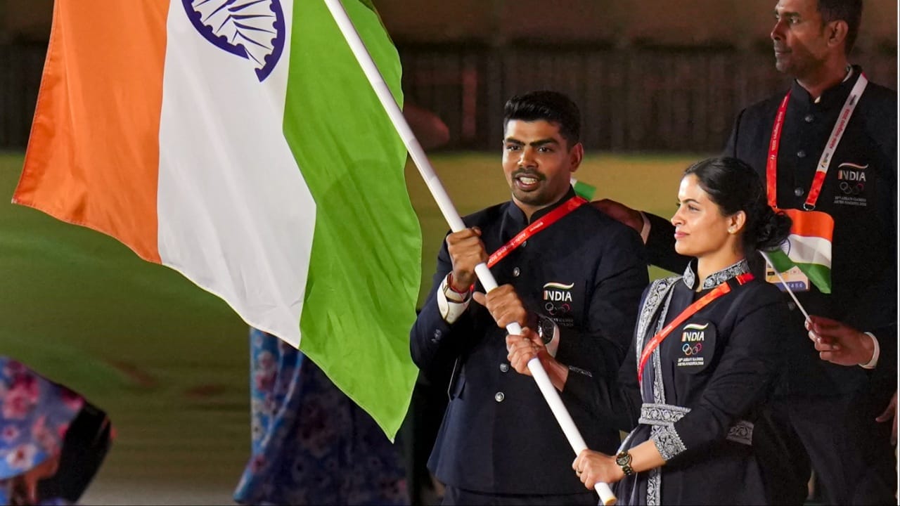 ਭਾਰਤੀ ਖੇਡਾਂ ਵਿੱਚ ਮਨੂ ਭਾਕਰ ਇੱਕ ਵੱਡਾ ਨਾਮ ਹੈ। ਸ਼ੂਟਿੰਗ ਵਿੱਚ ਆਪਣਾ ਵੱਖਰਾ ਮੁਕਾਮ ਬਣਾ ਚੁੱਕੀ ਮਨੂ ਡਬਲ ਓਲੰਪਿਕ ਮੈਡਲਿਸਟ ਹੈ। ਇਹ ਸਭ ਜਾਣਨ ਤੋਂ ਬਾਅਦ ਸ਼ਾਇਦ ਤੁਸੀਂ ਇਹ ਨਹੀਂ ਮੰਨੋਗੇ ਕਿ ਉਨ੍ਹਾਂ ਨੇ Opening Ceremony ਦੌਰਾਨ ਜੋ ਕਿਟ ਪਾਈ ਸੀ, ਉਹ ਉਧਾਰ ਦੀ ਸੀ। ਪਰ ਇਹੀ ਸੱਚ ਹੈ। Opening Ceremony ਵਿੱਚ ਉਨ੍ਹਾਂ ਦੇ ਜੁੱਤਿਆਂ ਤੋਂ ਲੈ ਕੇ ਜੈਕਟ ਤੱਕ ਸਭ ਕੁਝ ਉਧਾਰ ਦਾ ਸੀ। (Photo: PTI)