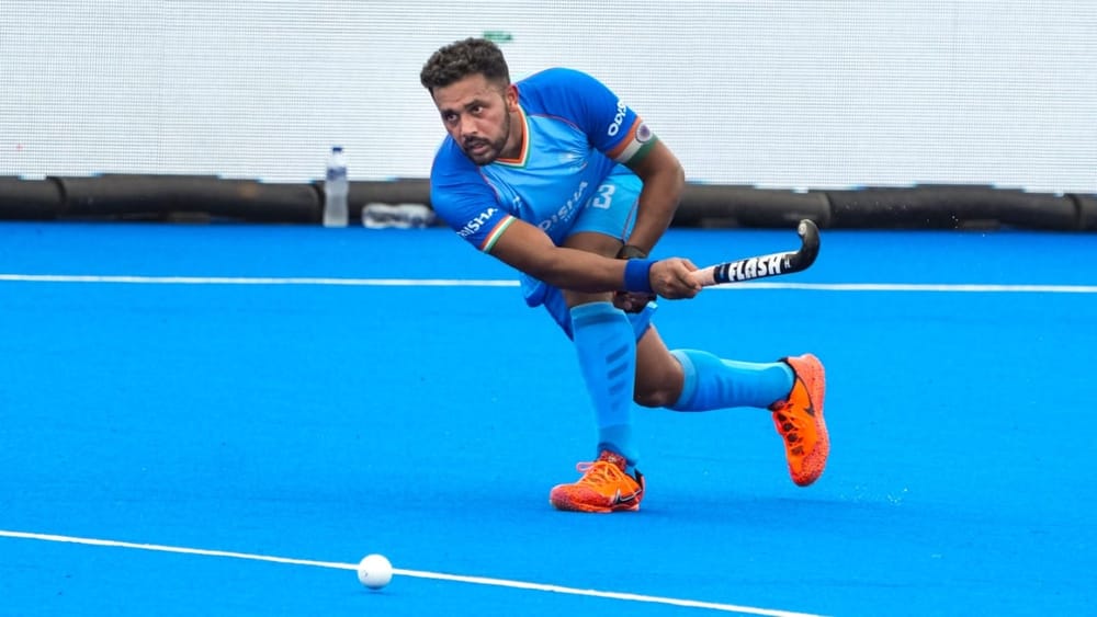 ਭਾਰਤੀ ਹਾਕੀ ਟੀਮ ਇੱਕ ਵਾਰ ਫਿਰ ਨੀਲੀ ਜਰਸੀ ਪਾ ਕੇ ਮੈਦਾਨ 'ਤੇ ਉਤਰੇਗੀ। ਹਾਕੀ ਇੰਡੀਆ ਮੁਤਾਬਕ ਆਉਣ ਵਾਲੀਆਂ ਏਸ਼ੀਅਨ ਗੇਮਜ਼ ਵਿੱਚ ਟੀਮ ਇੰਡੀਆ ਨੀਲੀ ਜਰਸੀ ਪਾ ਕੇ ਮੈਦਾਨ 'ਤੇ ਉਤਰੇਗੀ। (ਫੋਟੋ-ਪੀਟੀਆਈ)