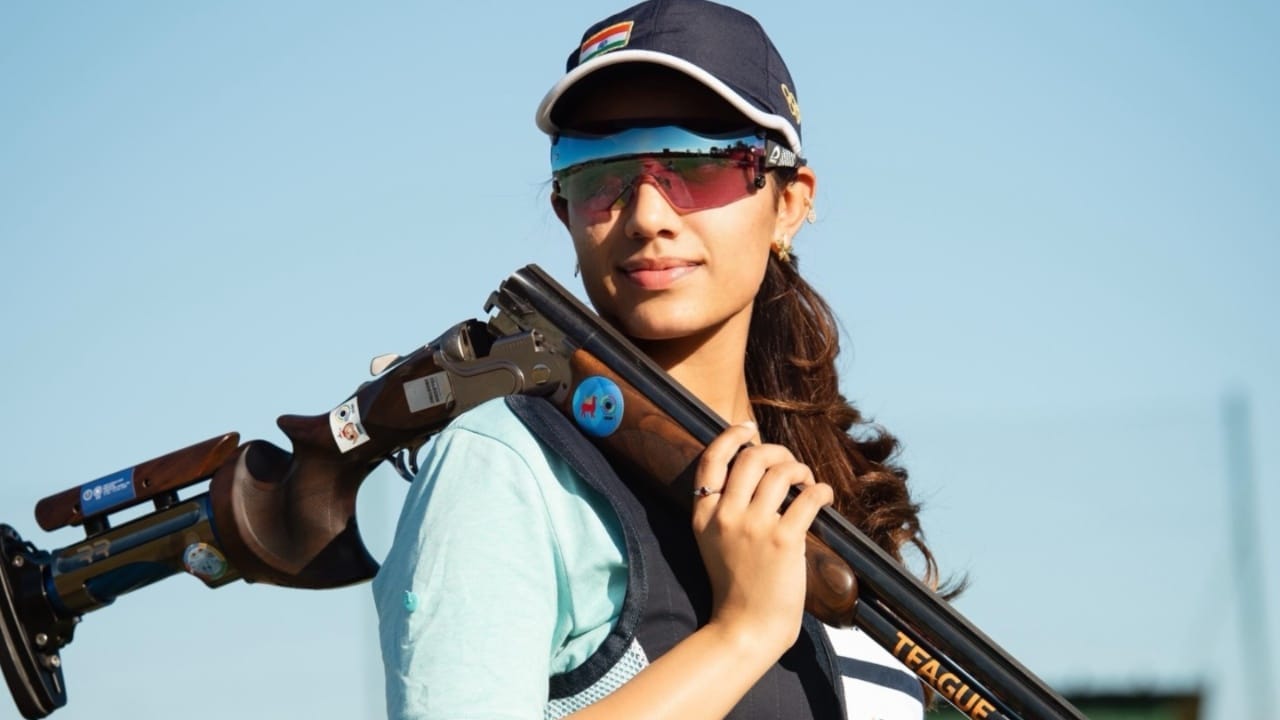 ਏਸ਼ੀਅਨ ਗੇਮਜ਼ ਦੇ Women’s Skeet Team Event ਵਿੱਚ ਰਾਈਜ਼ਾ ਢਿੱਲੋਂ ਨੇ ਮਹੇਸ਼ਵਰੀ ਚੌਹਾਨ ਅਤੇ ਪਰੀਨਾਜ਼ ਧਾਲੀਵਾਲ ਨਾਲ ਮਿਲ ਕੇ ਦੇਸ਼ ਨੂੰ ਬ੍ਰੌਂਜ਼ ਮੈਡਲ ਦਿਵਾਇਆ। ਆਓ ਤੁਹਾਨੂੰ ਰਾਈਜ਼ਾ ਢਿੱਲੋਂ ਬਾਰੇ ਕੁਝ ਦਿਲਚਸਪ ਗੱਲਾਂ ਦੱਸਦੇ ਹਾਂ, ਜਿਨ੍ਹਾਂ ਦੀ ਵਜ੍ਹਾ ਨਾਲ ਉਹ ਸ਼ੂਟਰ ਬਣੀ। (ਫੋਟੋ-ਇੰਸਟਾਗ੍ਰਾਮ)