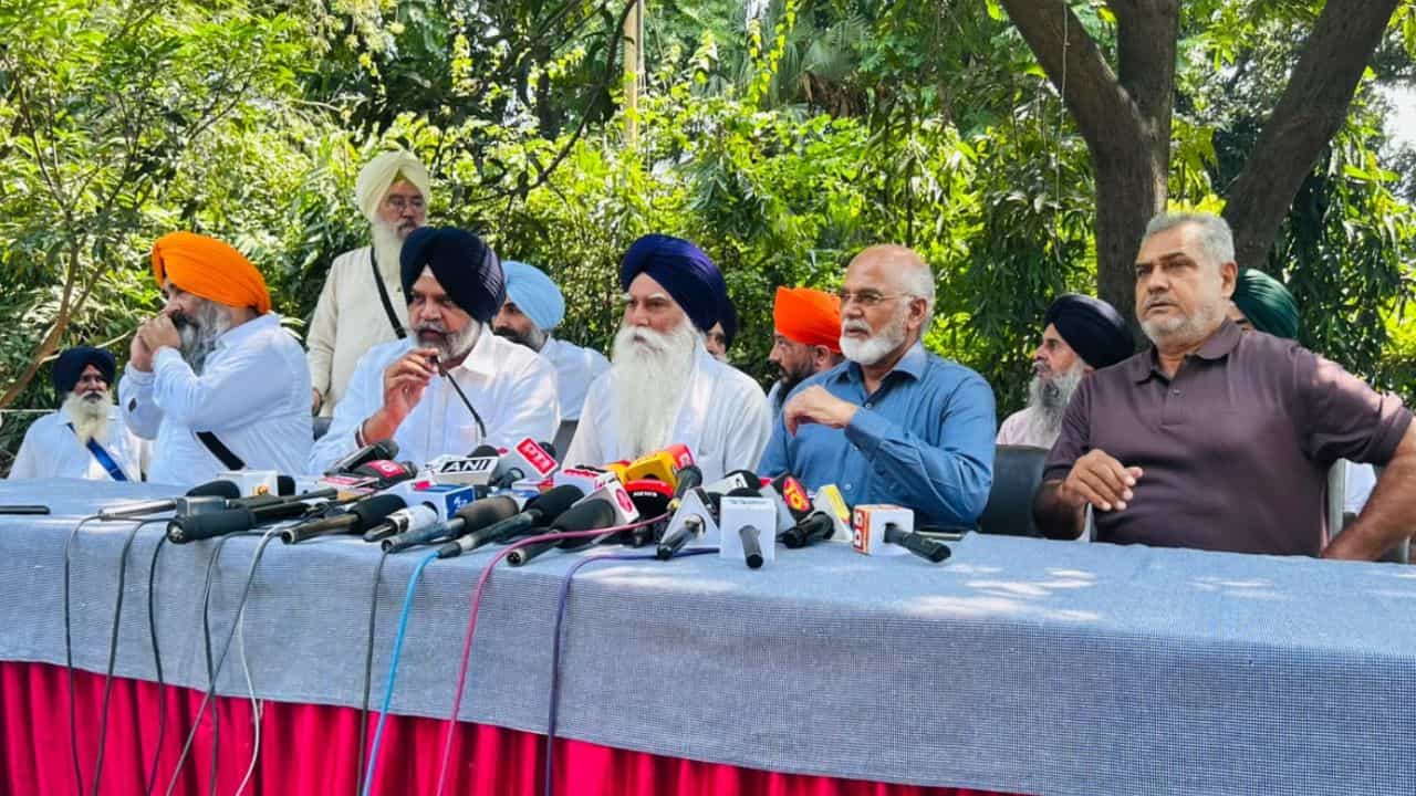 ਸਾਬਕਾ ED ਅਧਿਕਾਰੀ ਨਿਰੰਜਨ ਸਿੰਘ ਦੀ ਸਿਆਸੀ ਪਾਰੀ, ਅਕਾਲੀ ਦਲ ਵਾਰਿਸ ਪੰਜਾਬ ਦੇ ਚ ਹੋਏ ਸ਼ਾਮਲ ਸਾਬਕਾ ED ਅਧਿਕਾਰੀ ਨਿਰੰਜਨ ਸਿੰਘ ਦੀ ਸਿਆਸੀ ਪਾਰੀ, ਅਕਾਲੀ ਦਲ ਵਾਰਿਸ ਪੰਜਾਬ ਦੇ ਚ ਹੋਏ ਸ਼ਾਮਲ