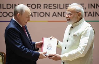BRICS Summit 2026: PM ਮੋਦੀ ਨੇ ਪੁਤਿਨ ਨੂੰ ਭੇਟ ਕੀਤੀ 2000 ਸਾਲ ਪੁਰਾਣੀ ਕਿਤਾਬ, ਭਾਰਤ ਮੰਡਪਮ ‘ਚ ਦੋਵੇਂ ਨੇਤਾ ਮਿਲੇ ਗਲੇ