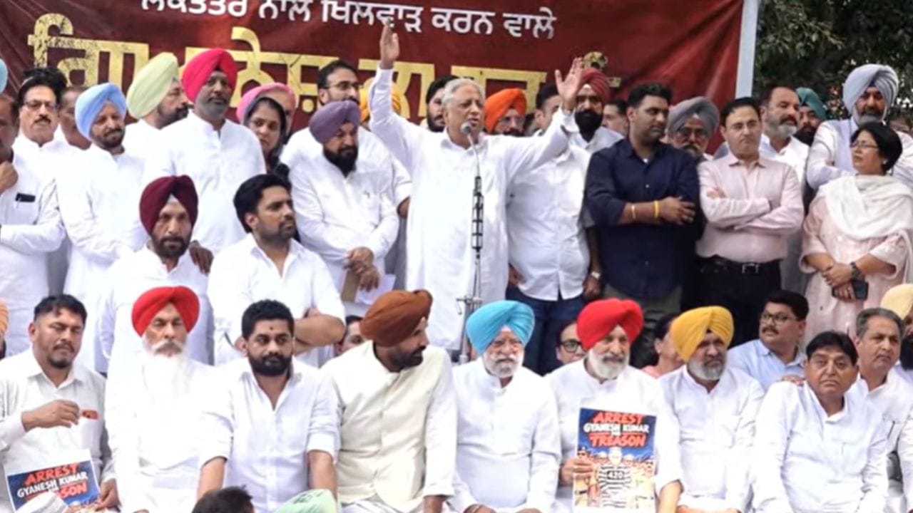 CEC ਗਿਆਨੇਸ਼ ਕੁਮਾਰ ਦੇ ਅਸਤੀਫੇ ਦੀ ਮੰਗ ਨੂੰ ਲੈ ਕੇ ਕਾਂਗਰਸ ਦਾ ਚੰਡੀਗੜ੍ਹ ਚ ਪ੍ਰਦਰਸ਼ਨ, ਚੰਨੀ ਮੁੜ ਗਾਇਬ!