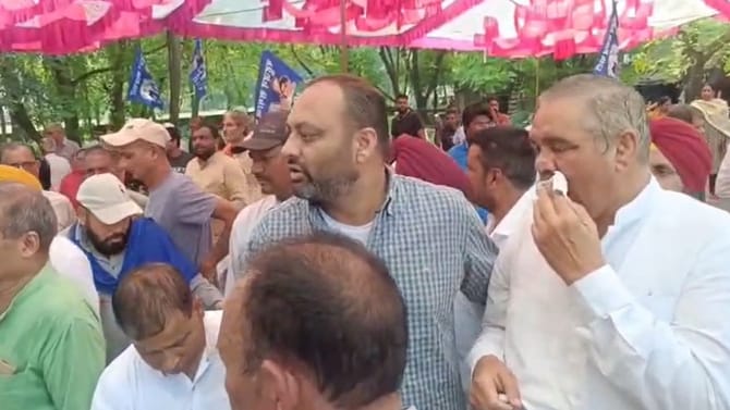 ਵਿਜੇ ਸਾਂਪਲਾ ਨਾਲ ਧੱਕਾ-ਮੁੱਕੀ, ਪਿੰਡ ਬਾੜੀਆਂ ਕਲਾਂ 'ਚ ਮਾਈਕ ਨਾਲ ਕੀਤਾ ਗਿਆ ਹਮਲਾ