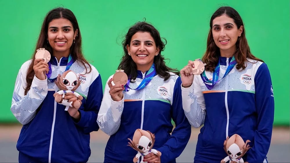 ਸ਼ੂਟਿੰਗ ਸਕੀਟ ਈਵੈਂਟ: ਭਾਰਤ ਨੇ ਏਸ਼ੀਅਨ ਗੇਮਜ਼ ਵਿੱਚ ਬਹੁਤ ਸਾਰੇ ਅਤੇ ਹਰ ਰੰਗ ਦੇ ਤਗ਼ਮੇ ਜਿੱਤੇ ਹਨ। ਪਰ ਇਸ ਦੇ ਸਕੀਟ ਈਵੈਂਟ ਵਿੱਚ ਕੋਈ ਤਗ਼ਮਾ ਪਹਿਲੀ ਵਾਰ ਜਪਾਨ ਦੇ ਆਈਚੀ-ਨਾਗੋਆ ਵਿੱਚ ਜਿੱਤਿਆ ਗਿਆ। ਮਾਹੇਸ਼ਵਰੀ ਚੌਹਾਨ, ਪਰੀਨਾਜ਼ ਧਾਲੀਵਾਲ ਅਤੇ ਰਾਇਜ਼ਾ ਢਿੱਲੋਂ ਨੇ ਮਹਿਲਾ ਸਕੀਟ ਟੀਮ ਈਵੈਂਟ ਵਿੱਚ ਕਾਂਸੀ ਦਾ ਤਗ਼ਮਾ ਜਿੱਤਿਆ। ਇਸ ਤੋਂ ਬਾਅਦ ਪਰੀਨਾਜ਼ ਧਾਲੀਵਾਲ ਨੇ ਅਨੰਤਜੀਤ ਸਿੰਘ ਨਾਲ ਮਿਲ ਕੇ ਮਿਕਸਡ ਟੀਮ ਈਵੈਂਟ ਵਿੱਚ ਵੀ ਕਾਂਸੀ ਦਾ ਤਗ਼ਮਾ ਹਾਸਲ ਕੀਤਾ। ਇਸ ਤਰ੍ਹਾਂ ਭਾਰਤ ਨੇ ਏਸ਼ੀਅਨ ਗੇਮਜ਼ ਵਿੱਚ ਨਿਸ਼ਾਨੇਬਾਜ਼ੀ ਦੇ ਸਕੀਟ ਈਵੈਂਟ ਅੰਦਰ ਪਹਿਲੀ ਵਾਰ ਤਗ਼ਮੇ ਜਿੱਤੇ। (Photo: PTI)