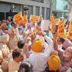 BJP ਆਗੂ ਤਰੁਣ ਚੁੱਘ ਦੀ ਰਿਹਾਇਸ਼ ਦੇ ਬਾਹਰ AAP ਦਾ ਪ੍ਰਦਰਸ਼ਨ, ਕੇਂਦਰ ਸਰਕਾਰ ਖ਼ਿਲਾਫ਼ ਜੰਮ ਕੇ ਨਾਅਰੇਬਾਜ਼ੀ