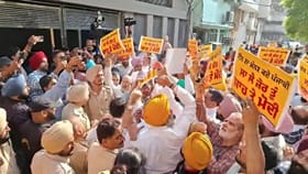ਤਰੁਣ ਚੁੱਘ ਦੀ ਰਿਹਾਇਸ਼ ਦੇ ਬਾਹਰ AAP ਦਾ ਪ੍ਰਦਰਸ਼ਨ, ਕੇਂਦਰ ਖ਼ਿਲਾਫ਼ ਨਾਅਰੇਬਾਜ਼ੀ