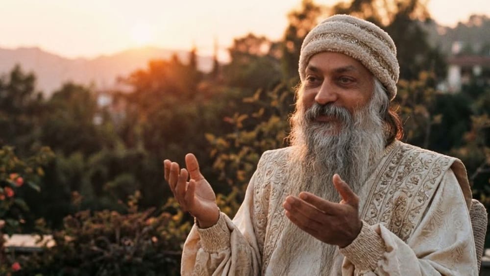 ਆਚਾਰੀਆ ਰਜਨੀਸ਼, ਜੋ ਕਿ ਓਸ਼ੋ ਦੇ ਨਾਮ ਨਾਲ ਮਸ਼ਹੂਰ ਹਨ, ਜੀਵਨ, ਪਿਆਰ, ਧਿਆਨ ਅਤੇ ਸਵੈ-ਜਾਗਰੂਕਤਾ 'ਤੇ ਜ਼ੋਰ ਦਿੰਦੇ ਹਨ। ਉਨ੍ਹਾਂ ਦੇ ਨਾਮ 'ਤੇ ਪ੍ਰਚਲਿਤ ਸਿੱਖਿਆਵਾਂ ਜ਼ਿੰਦਗੀ ਦੇ ਕੁਝ ਪਹਿਲੂਆਂ ਨੂੰ ਬਿਨਾਂ ਸੋਚੇ-ਸਮਝੇ ਸਾਰਿਆਂ ਨਾਲ ਸਾਂਝਾ ਕਰਨ ਦੀ ਸਲਾਹ ਦਿੰਦੀਆਂ ਹਨ। ਇਨ੍ਹਾਂ ਚੀਜ਼ਾਂ ਦਾ ਉਦੇਸ਼ ਦੂਜਿਆਂ ਤੋਂ ਕੁਝ ਲੁਕਾਉਣਾ ਨਹੀਂ ਹੈ, ਸਗੋਂ ਆਪਣੀਆਂ ਸੀਮਾਵਾਂ ਨੂੰ ਸਮਝਣਾ ਅਤੇ ਜ਼ਿੰਦਗੀ ਵਿੱਚ ਸਮਝਦਾਰੀ ਨਾਲ ਫੈਸਲੇ ਲੈਣਾ ਹੈ।