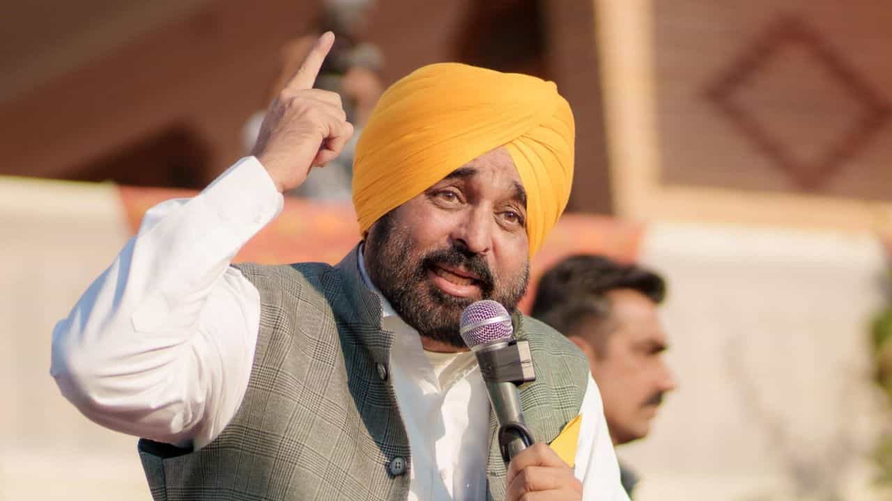 1 ਨਵੰਬਰ ਨੂੰ ਫਿਰ ਹੋਵੇਗੀ ਟੂੰ-ਟੂੰ, ਲੋਕਾਂ ਦਾ ਪੈਸਾ ਲੋਕਾਂ ਨੂੰ ਦੇ ਰਹੇ... ਜਲੰਧਰ ਚ ਲੋਕ ਮਿਲਣੀ ਦੌਰਾਨ CM ਦੇ ਵਿਰੋਧੀਆਂ ਤੇ ਹਮਲੇ 1 ਨਵੰਬਰ ਨੂੰ ਫਿਰ ਹੋਵੇਗੀ ਟੂੰ-ਟੂੰ, ਲੋਕਾਂ ਦਾ ਪੈਸਾ ਲੋਕਾਂ ਨੂੰ ਦੇ ਰਹੇ... ਜਲੰਧਰ ਚ ਲੋਕ ਮਿਲਣੀ ਦੌਰਾਨ CM ਦੇ ਵਿਰੋਧੀਆਂ ਤੇ ਹਮਲੇ