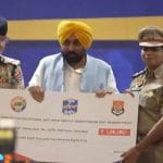 CM ਮਾਨ ਨੇ ਜਲੰਧਰ ‘ਚ ਅਧਿਕਾਰੀਆਂ ਨੂੰ ਕੀਤਾ ਸਨਮਾਨਿਤ, ਬੋਲੇ- ਇਮਾਨਦਾਰੀ ਨਾਲ ਕੰਮ ਕਰਨ ਵਾਲਿਆਂ ਨਾਲ ਸਰਕਾਰ