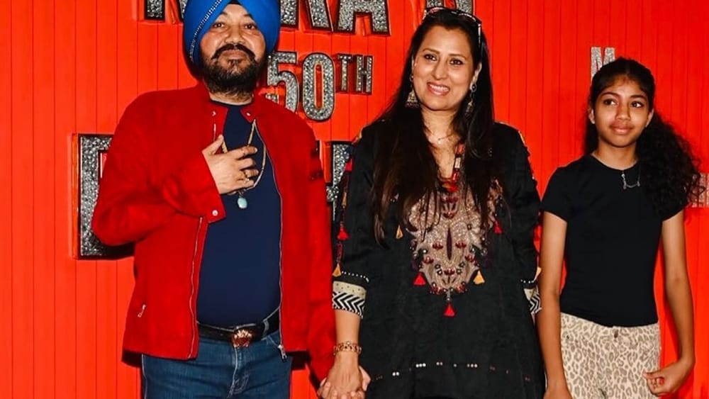 ਦਲੇਰ ਮਹਿੰਦੀ ਗਾਇਕ ਮੀਕਾ ਸਿੰਘ ਅਤੇ ਸ਼ਮਸ਼ੇਰ ਸਿੰਘ ਦਾ ਭਰਾ ਹੈ। ਦਲੇਰ ਮਹਿੰਦੀ ਦਾ ਵਿਆਹ ਤਰਨਪ੍ਰੀਤ ਕੌਰ ਨਾਲ ਹੋਇਆ ਹੈ। ਉਨ੍ਹਾਂ ਦੇ ਚਾਰ ਬੱਚੇ ਹਨ: ਗੁਰਦੀਪ ਮਹਿੰਦੀ, ਅਜੀਤ ਕੌਰ ਮਹਿੰਦੀ, ਪ੍ਰਭਜੋਤ ਕੌਰ ਮਹਿੰਦੀ ਅਤੇ ਰਬਾਬ ਕੌਰ ਮਹਿੰਦੀ।