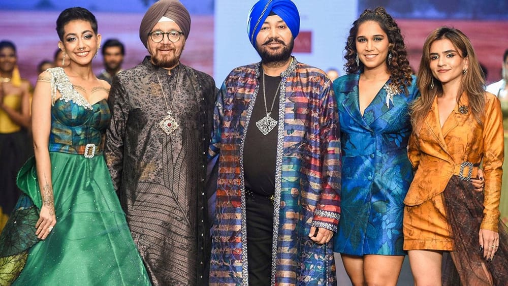ਮੀਡੀਆ ਰਿਪੋਰਟਾਂ ਦੇ ਅਨੁਸਾਰ, ਦਲੇਰ ਮਹਿੰਦੀ ਦੀ ਕੁੱਲ ਜਾਇਦਾਦ ਲਗਭਗ 124 ਕਰੋੜ ਰੁਪਏ ਤੋਂ 165 ਕਰੋੜ ਰੁਪਏ ਹੋਣ ਦਾ ਅਨੁਮਾਨ ਹੈ। ਤਿੰਨ ਦਹਾਕਿਆਂ ਤੋਂ ਸੰਗੀਤ ਉਦਯੋਗ ਵਿੱਚ ਐਕਟਿਵ, ਦਲੇਰ ਪਾਜੀ ਨੂੰ ਭਾਰਤ ਦੇ ਸਭ ਤੋਂ ਮਹਿੰਗੇ ਸਟੇਜ ਕਲਾਕਾਰਾਂ ਵਿੱਚੋਂ ਇੱਕ ਮੰਨਿਆ ਜਾਂਦਾ ਹੈ।