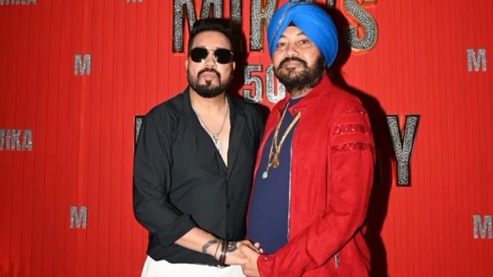 ਉਤਰਾਖੰਡ ਦੇ ਇੱਕ ਮੰਤਰੀ ਦੇ ਹਾਲ ਹੀ ਦੇ ਬਿਆਨ ਅਨੁਸਾਰ, ਦਲੇਰ ਮਹਿੰਦੀ ਨੂੰ ਇੱਕ ਪ੍ਰੋਗਰਾਮ ਜਾਂ ਲਾਈਵ ਸ਼ੋਅ ਲਈ 3.5 ਮਿਲੀਅਨ ਤੱਕ ਦਾ ਭੁਗਤਾਨ ਕੀਤਾ ਜਾਂਦਾ ਹੈ।