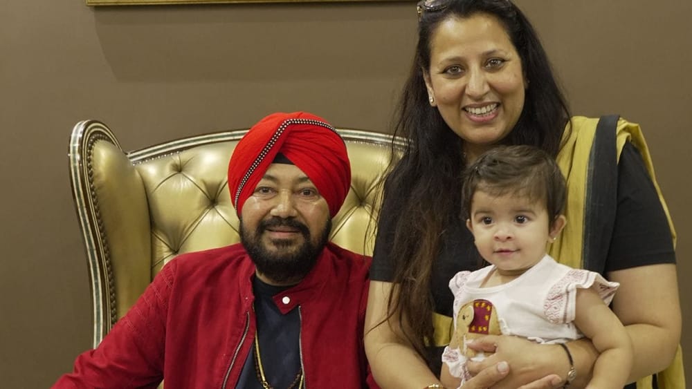 ਉਨ੍ਹਾਂ ਦੀ ਬੇਟੀ ਅਜੀਤ ਕੌਰ ਮਹਿੰਦੀ ਦਾ ਵਿਆਹ ਪੰਜਾਬੀ ਗਾਇਕ ਹੰਸ ਰਾਜ ਹੰਸ ਦੇ ਪੁੱਤਰ ਨਵਰਾਜ ਹੰਸ ਨਾਲ ਹੋਇਆ ਹੈ। ਗੁਰਦੀਪ ਮਹਿੰਦੀ ਨੇ 2016 ਵਿੱਚ ਐਨਆਰਆਈ ਮਾਡਲ ਜੈਸਿਕਾ ਸਿੰਘ ਨਾਲ ਵਿਆਹ ਕੀਤਾ ਸੀ।