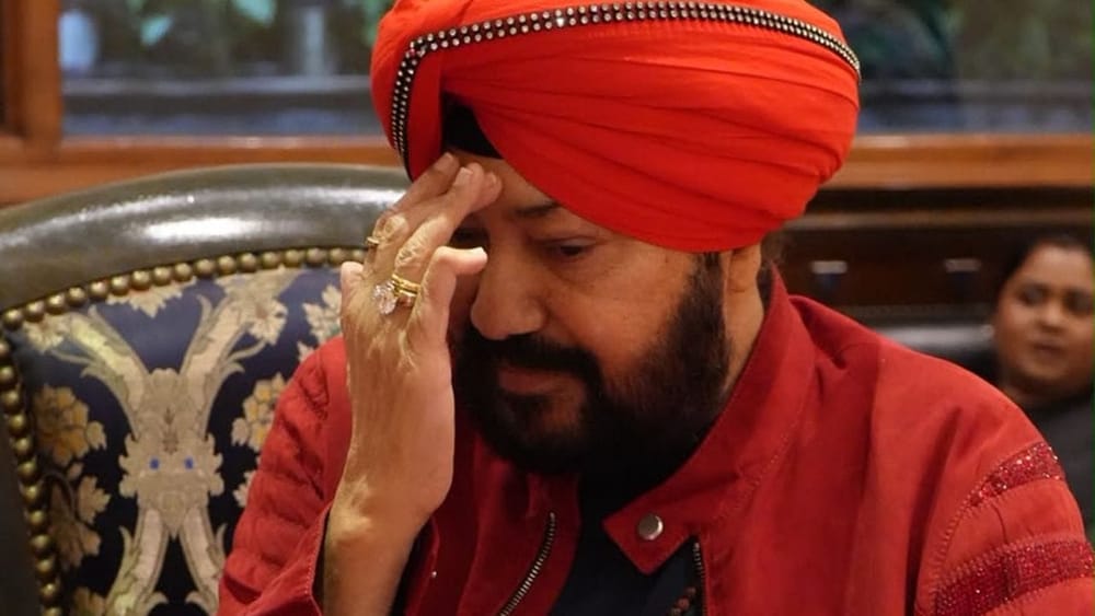 ਬੋਲੋ ਤਾ ਰਾਰਾ, ਤੁਨਕ ਤੁਨਕ ਤੁਨਕ ਤੁਨ ਅਤੇ ਹੋ ਜਾਏਗੀ ਬੱਲੇ ਬੱਲੇ ਵਰਗੇ ਗੀਤਾਂ ਨਾਲ, ਭੰਗੜਾ ਕਿੰਗ ਨੇ 90 ਦੇ ਦਹਾਕੇ ਤੋਂ ਲੈ ਕੇ ਅੱਜ ਤੱਕ ਕਿੰਨੇ ਕਰੋੜ ਕਮਾਏ ਹਨ। ਨਾਲ ਹੀ, ਉਸ ਦੇ ਪਰਿਵਾਰ ਵਿੱਚ ਕੌਣ ਹੈ? ਆਓ ਦੇਖਦੇ ਹਾਂ।