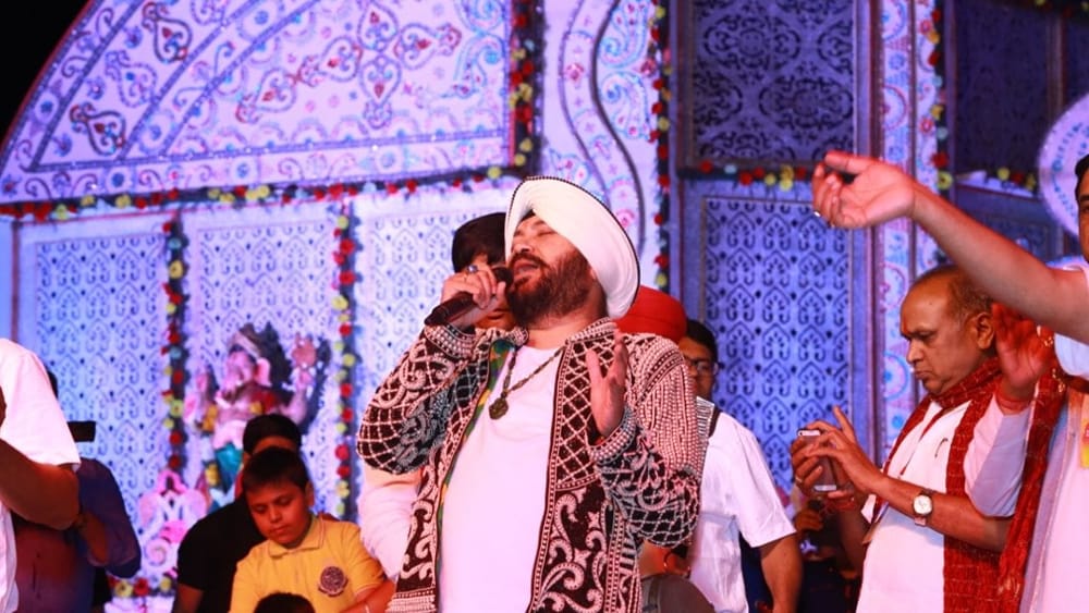 ਦਲੇਰ ਮਹਿੰਦੀ ਨੂੰ 2018 ਵਿੱਚ ਮਨੁੱਖੀ ਤਸਕਰੀ ਦਾ ਆਰੋਪੀ ਠਹਿਰਾਇਆ ਗਿਆ ਸੀ ਅਤੇ ਉਸ ਨੂੰ ਦੋ ਸਾਲ ਦੀ ਕੈਦ ਦੀ ਸਜ਼ਾ ਸੁਣਾਈ ਗਈ ਸੀ। ਲਗਭਗ ਦੋ ਮਹੀਨੇ ਜੇਲ੍ਹ ਵਿੱਚ ਬਿਤਾਉਣ ਤੋਂ ਬਾਅਦ, ਉਸ ਦੀ ਸਜ਼ਾ ਮੁਅੱਤਲ ਕਰ ਦਿੱਤੀ ਗਈ ਸੀ ਅਤੇ ਉਸ ਨੂੰ ਰਿਹਾਅ ਕਰ ਦਿੱਤਾ ਗਿਆ ਸੀ।